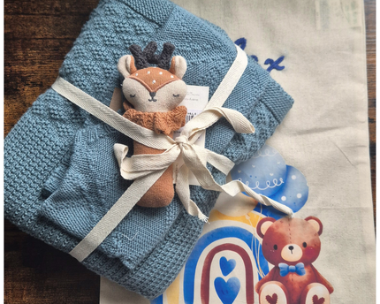 Bio-Baumwolle Neugeborenen Geschenkset – Strickjacke, Babydecke, GOTS-zertifizierte Rassel &amp; personalisierbarer bedruckter Beutel mit Kordelzug (0–3 Monate)-Jeans