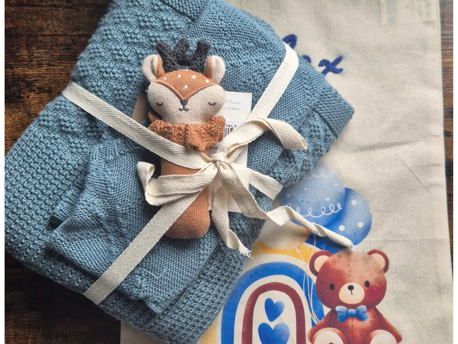 Bio-Baumwolle Neugeborenen Geschenkset – Strickjacke, Babydecke, GOTS-zertifizierte Rassel &amp; personalisierbarer bedruckter Beutel mit Kordelzug (0–3 Monate)-Jeans