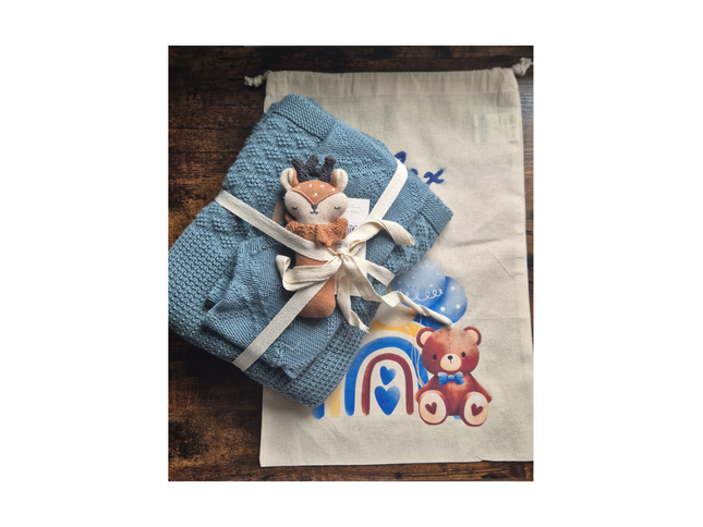 Bio-Baumwolle Neugeborenen Geschenkset – Strickjacke, Babydecke, GOTS-zertifizierte Rassel &amp; personalisierbarer bedruckter Beutel mit Kordelzug (0–3 Monate)-Jeans