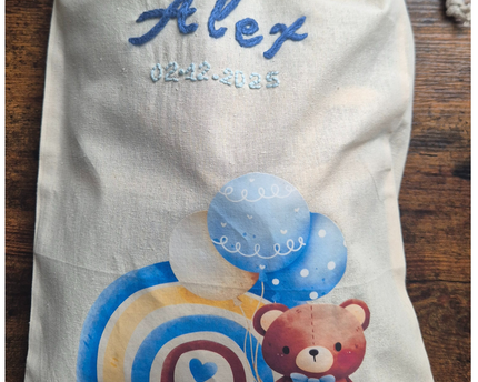 Bio-Baumwolle Neugeborenen Geschenkset – Strickjacke, Babydecke, GOTS-zertifizierte Rassel &amp; personalisierbarer bedruckter Beutel mit Kordelzug (0–3 Monate)-Jeans