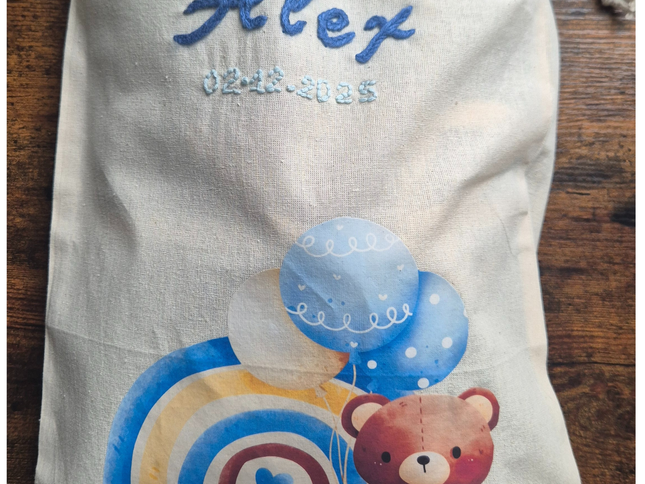 Bio-Baumwolle Neugeborenen Geschenkset – Strickjacke, Babydecke, GOTS-zertifizierte Rassel &amp; personalisierbarer bedruckter Beutel mit Kordelzug (0–3 Monate)-Jeans