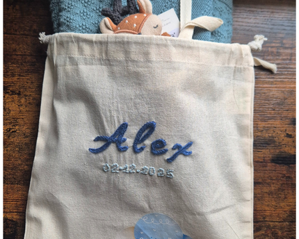 Bio-Baumwolle Neugeborenen Geschenkset – Strickjacke, Babydecke, GOTS-zertifizierte Rassel &amp; personalisierbarer bedruckter Beutel mit Kordelzug (0–3 Monate)-Jeans