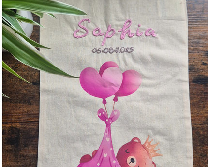 Bio-Baumwolle Neugeborenen Geschenkset – Strickjacke, Babydecke, GOTS-zertifizierte Rassel &amp; personalisierbarer bedruckter Beutel mit Kordelzug (0–3 Monate)-Jeans