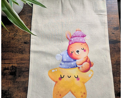 Bio-Baumwolle Neugeborenen Geschenkset – Strickjacke, Babydecke, GOTS-zertifizierte Rassel &amp; personalisierbarer bedruckter Beutel mit Kordelzug (0–3 Monate)-Jeans