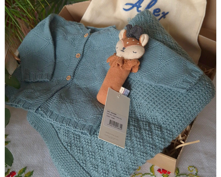 Organic Cotton Newborn Gift Set – Cardigan, Blanket, GOTS-Certified Rattle & Personalisable Printed Drawstring Bag (0–3 Months)