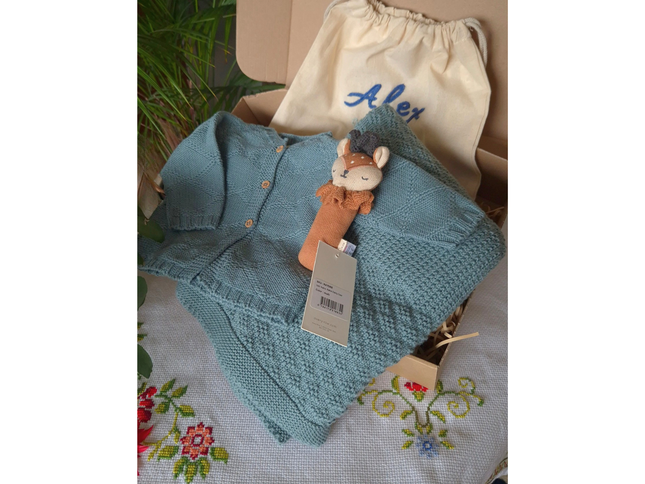 Bio-Baumwolle Neugeborenen Geschenkset – Strickjacke, Babydecke, GOTS-zertifizierte Rassel &amp; personalisierbarer bedruckter Beutel mit Kordelzug (0–3 Monate)-Jeans
