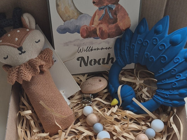 Personalisierte Baby Geschenkbox mit Avery Row Rassel & Natruba Beißring | Geschenk zur Geburt